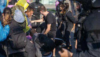 Tensión, lanzamiento de pintura y cargas policiales en las protestas contra la feria The District en Barcelona