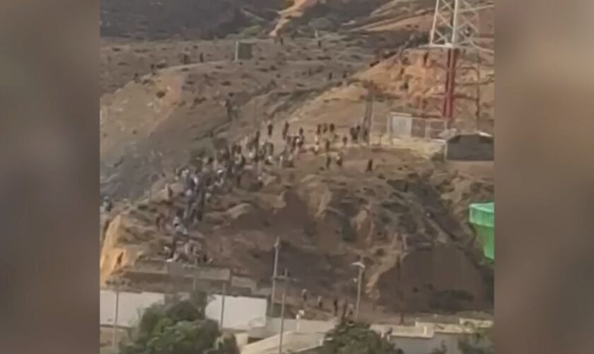 Tensión máxima en la frontera de Ceuta tras un intento de cruce masivo desde Marruecos