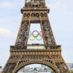 Tour Eiffel : contre la pérennisation des anneaux olympiques, des associations demandent son classement aux monuments historiques