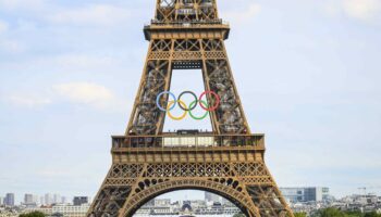 Tour Eiffel : contre la pérennisation des anneaux olympiques, des associations demandent son classement aux monuments historiques