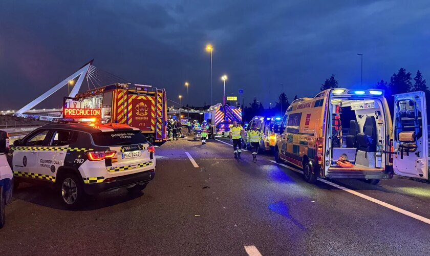 Tres muertos y dos heridos graves tras chocar un kamikaze con otro vehículo y una moto en la A-6 en Las Rozas: dos de las víctimas son policías