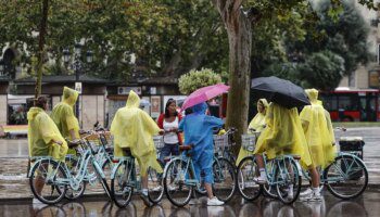 Un centro de bajas presiones extiende este viernes la lluvia y las tormentas por casi toda la Península y Baleares