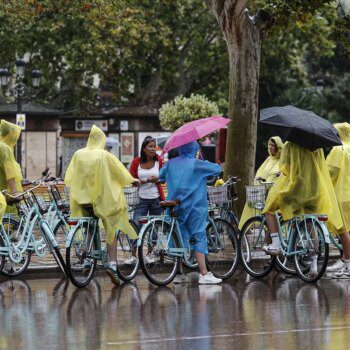 Un centro de bajas presiones extiende este viernes la lluvia y las tormentas por casi toda la Península y Baleares