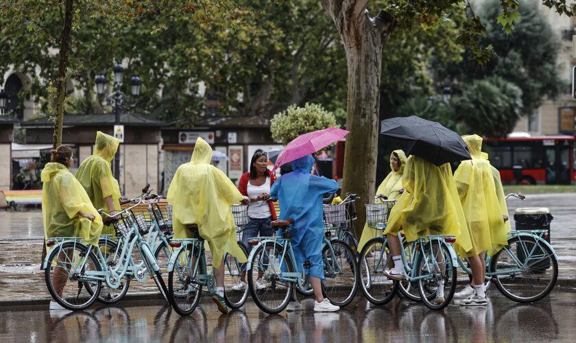 Un centro de bajas presiones extiende este viernes la lluvia y las tormentas por casi toda la Península y Baleares