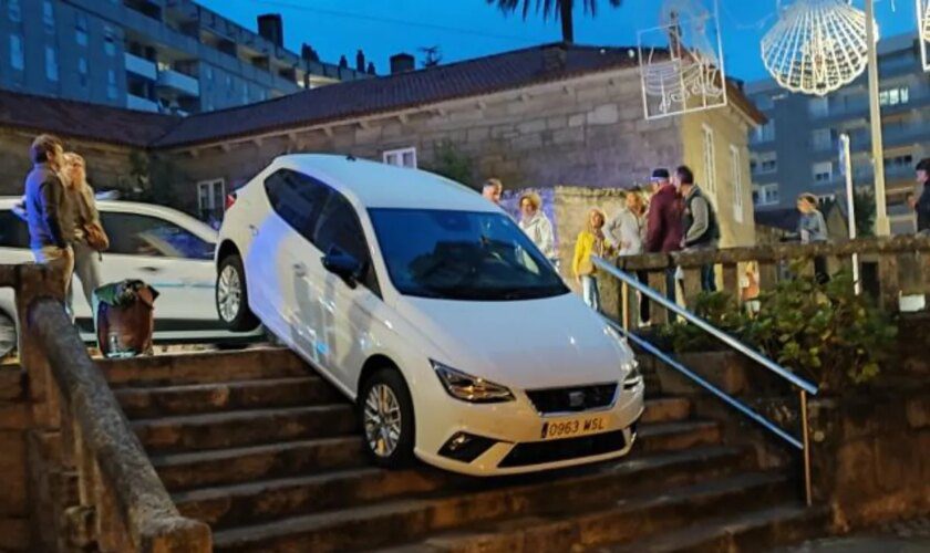 Un coche acaba atrapado en unas escaleras en Sanxenxo tras seguir las indicaciones del GPS