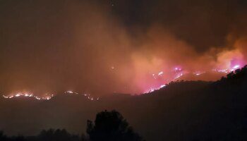 Un gran incendio en Cabacés (Tarragona) amenaza el parque natural de Montsant