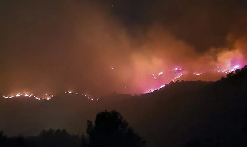 Un gran incendio en Cabacés (Tarragona) amenaza el parque natural de Montsant