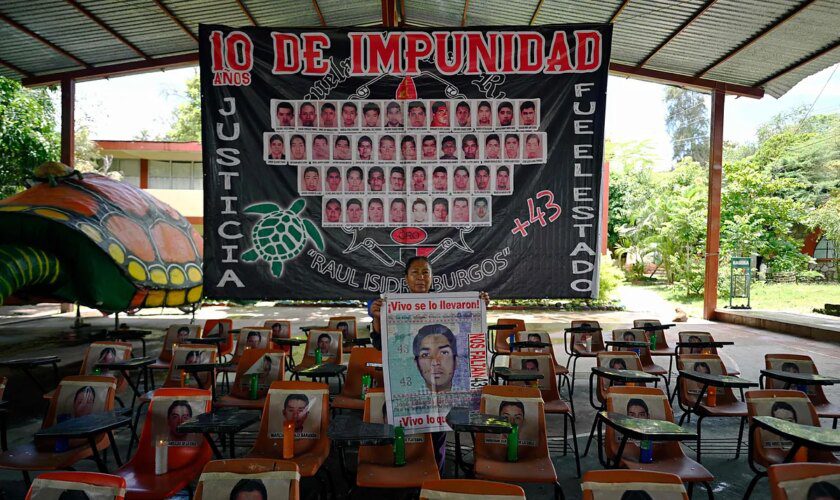 Una década de un crimen que no cae en el olvido: "¡Ayotzinapa vive!"