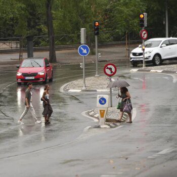 Una fuerte tormenta irrumpe en Madrid y la lluvia provoca cortes de tráfico, Cercanías y Metro