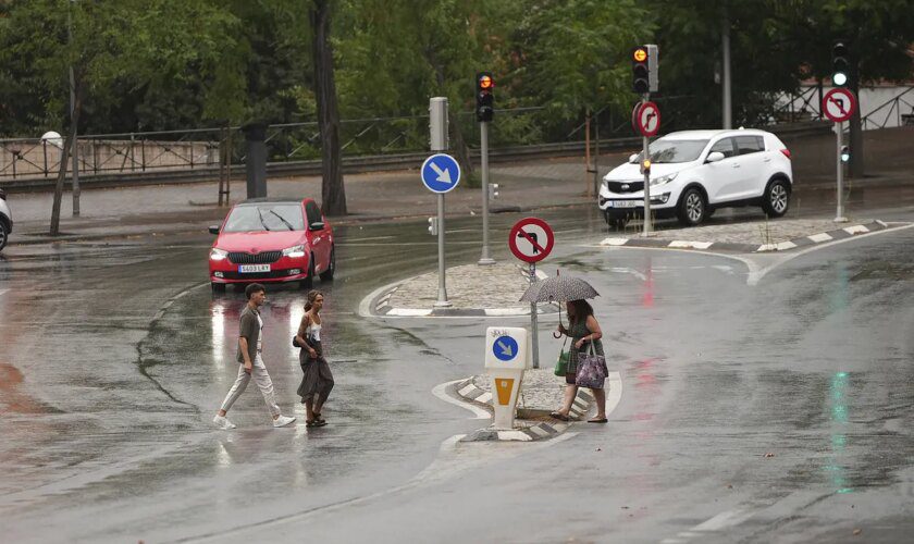 Una fuerte tormenta irrumpe en Madrid y la lluvia provoca cortes de tráfico, Cercanías y Metro