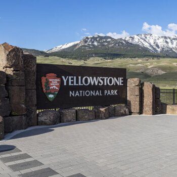 Una mujer sufre quemaduras en la pierna tras caer en agua hirviendo al caminar fuera de un sendero cerca del géiser Old Faithful en el Parque Yellowstone