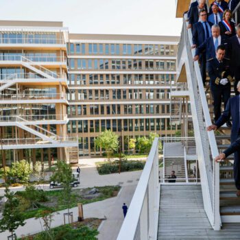 « Une ville forêt » : à Nanterre, Macron a découvert l’Arboretum, « le plus grand campus en bois d’Europe »