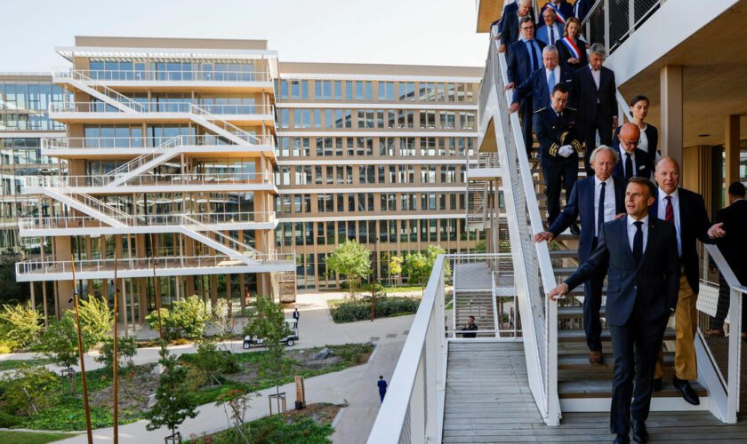 « Une ville forêt » : à Nanterre, Macron a découvert l’Arboretum, « le plus grand campus en bois d’Europe »