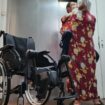 Val-de-Marne : à cause d’une panne d’ascenseur, elle doit porter son fils handicapé de 32 ans dans les escaliers