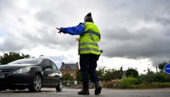 Villeneuve-Loubet : un chauffard fonce dans une voiture de police après un refus d’obtempérer