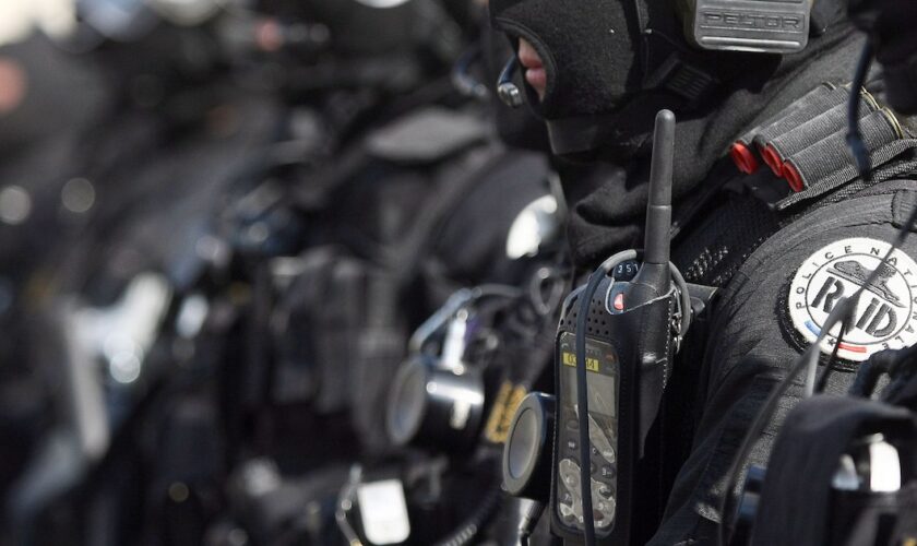 RAID Police (Search Assistance Intervention Deterrence) prepares for an intervention at the military Camp of Beynes during a joint exercise with the GIGN (Intervention Group of French Police Force) in April 15, 2008.   AFP PHOTO JOEL SAGET / AFP PHOTO / JOEL SAGET