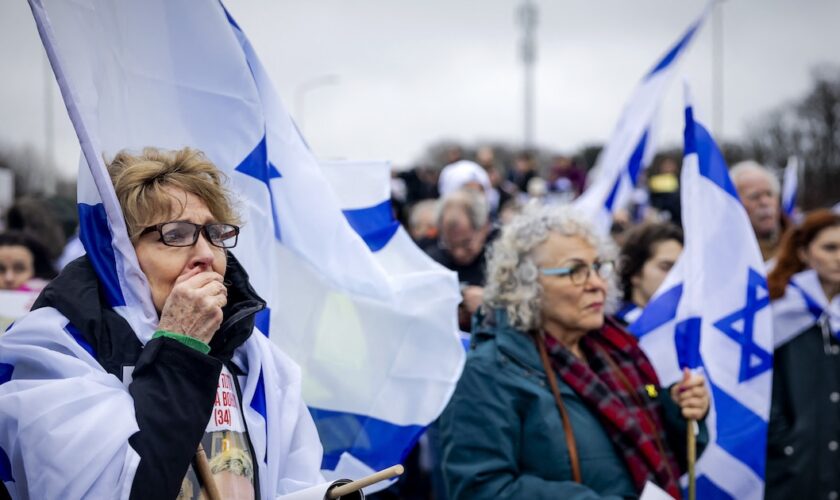 Le 14 février, une centaine de membres des familles d'otages israéliens s'est réunie à La Haye, devant la Cour pénale internationale.