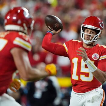 Patrick Mahomes throws for over 300 yards as Chiefs remain unbeaten with win over Saints