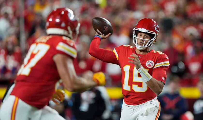 Patrick Mahomes throws for over 300 yards as Chiefs remain unbeaten with win over Saints