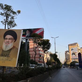 Des portraits d'Hassan Nasrallah, le chef du Hezbollah tué fin septembre dans un raid israélien dans la banlieue sud de Beyrouth, dans ce quartier déserté, le 5 octobre 2024