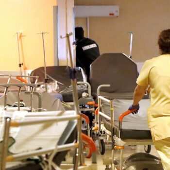 Une brancardière dans un couloir des urgences de l'hôpital Bichat à Paris, le 27 juillet 2017