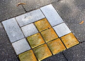 Zeitz in Sachsen-Anhalt: Unbekannte reißen Stolpersteine heraus