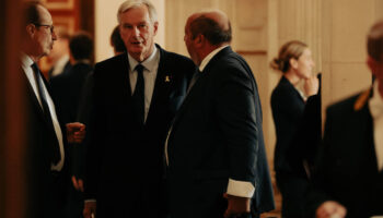 «A chaque critique, on se prend une claque» : entre Barnier et les députés macronistes, une rencontre à cran