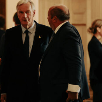 «A chaque critique, on se prend une claque» : entre Barnier et les députés macronistes, une rencontre à cran