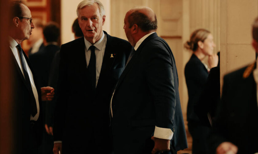 «A chaque critique, on se prend une claque» : entre Barnier et les députés macronistes, une rencontre à cran