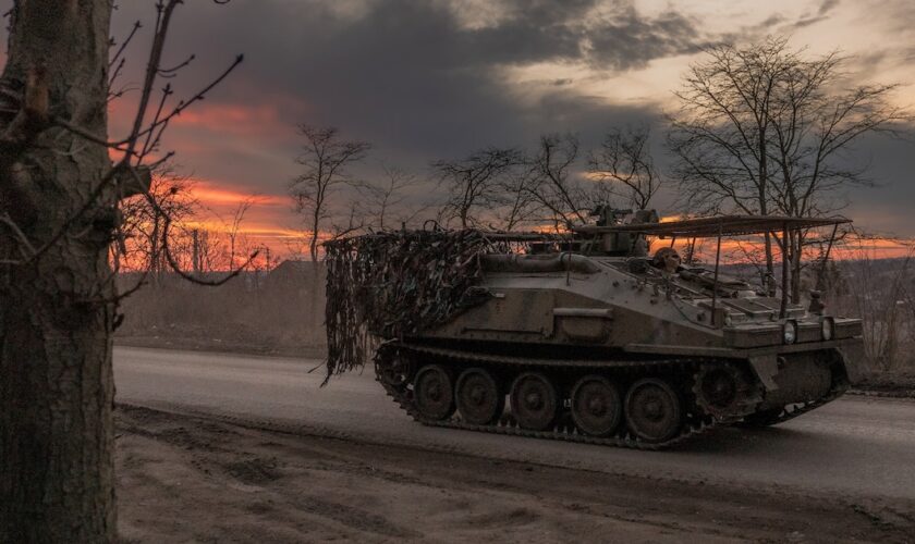 Un blindé britannique FV103 Spartan conduit par un soldat ukrainien sur la route de Tchassiv Iar, dans la région de Donetsk, en Ukraine, le 30 mars 2024