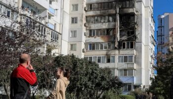 Krieg in der Ukraine: Russische Drohnen setzen Wohnhaus in Brand