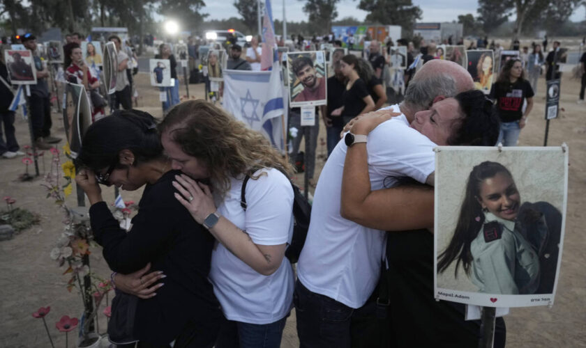 7-Octobre : les cérémonies d’hommage en Israël ont commencé, des sirènes d’alerte ont retenti après des tirs de roquettes depuis Gaza