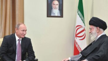 Le président russe Vladimir Poutine et le guide suprême d'Iran, l'ayatollah Khamenei à Téhéran, le 23 novembre 2015