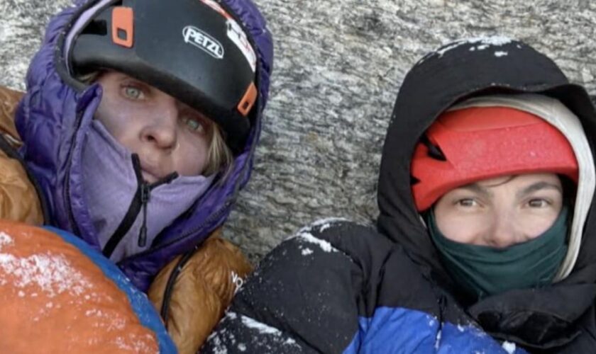 Abgestürzte Ausrüstung : Bergsteigerinnen harren drei Tage im Himalaya aus – ihre Rettung ist pures Glück