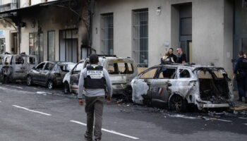 Cavaillon : quatre voitures de police brûlées, la ministre délégué à la Sécurité et une compagnie de CRS dépêchés