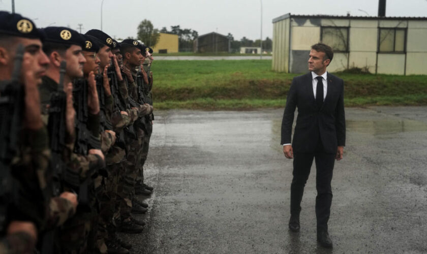 Emmanuel Macron à la rencontre des soldats ukrainiens en formation en France