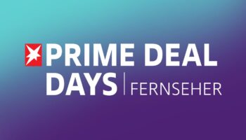 Amazon Prime Deal Days Fernseher: Ein Pärchen schaut einen Film zusammen.