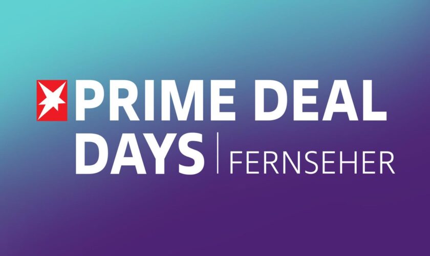 Amazon Prime Deal Days Fernseher: Ein Pärchen schaut einen Film zusammen.