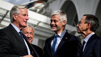 Le Premier ministre Michel Barnier (1er g), en compagnie du président du Sénat Gérard Larcher (2e g), de Laurent Wauquiez (c) et Bruno Retailleau (d), pressenti place Beauvau, à Annecy le 12 septembre 2024