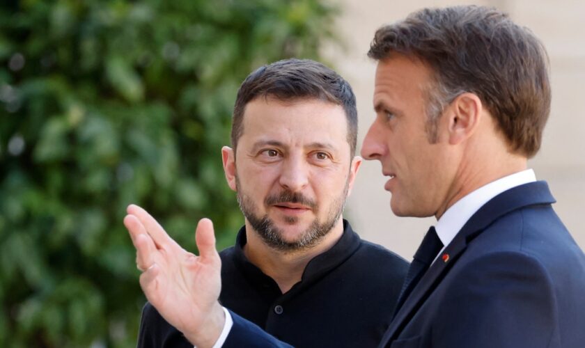 Le président français Emmanuel Macron salue le président ukrainien Volodymyr Zelensky avant leur rencontre bilatérale au palais de l'Élysée à Paris, le 7 juin 2024.