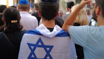 A Nice, un drapeau israélien lors d'un rassemblement, deux jours après l'attaque du Hamas.