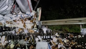 Ein mit Wein beladener Lastwagen ist bei einem Unfall auf der A3 umgekippt. Foto: -/Kreisbrandinspektion Aschaffenburg/dpa