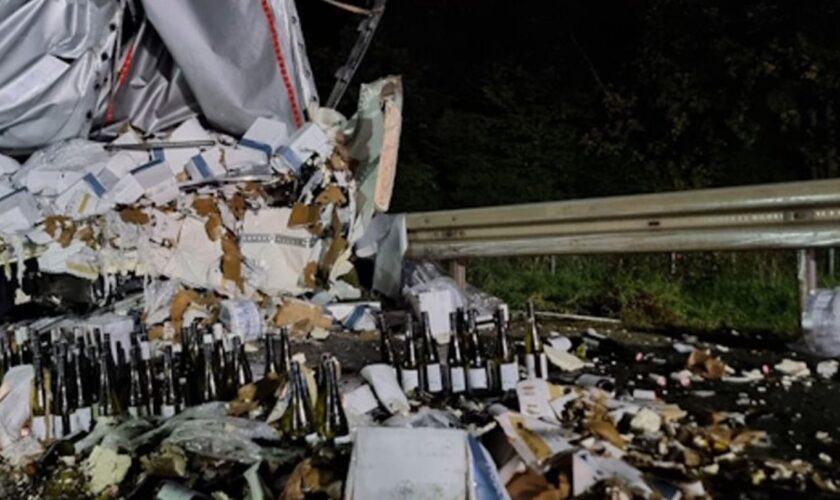 Ein mit Wein beladener Lastwagen ist bei einem Unfall auf der A3 umgekippt. Foto: -/Kreisbrandinspektion Aschaffenburg/dpa