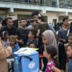 Des personnes font la queue avec leurs enfants pour les faire vacciner contre la polio dans un camp de déplacés dans une école gérée par l'Unrwa à Khan Younès, dans le sud de la bande de Gaza, le 5 septembre 2024, sur fond de guerre entre Israël et le mouvement islamiste palestinien Hamas