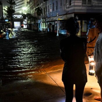 L’ouragan Milton a touché terre en Floride, 1,6 million de foyers privés d’électricité et déjà des inondations