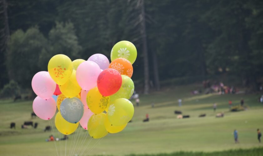 Un influenceur chinois gravit une montagne à l'aide d'un ballon d'hélium