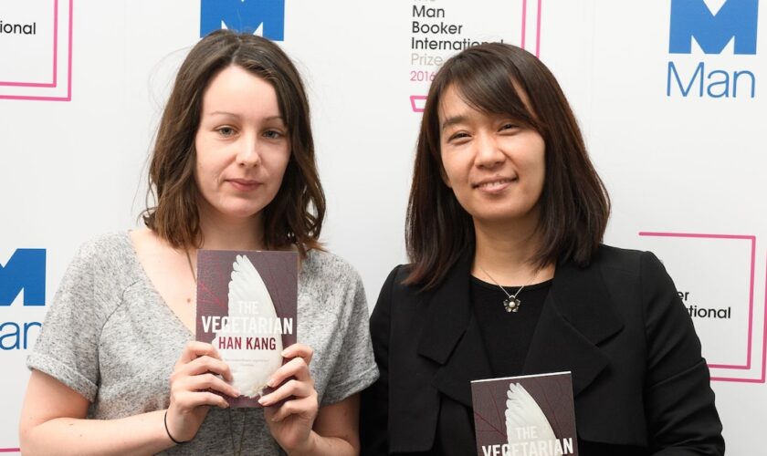 L'auteure sud-coréenne Han Kang (d) et la traductrice Deborah Smith, le 15 mai à Londres