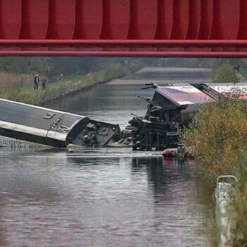 Der TGV entgleiste bei überhöhtem Tempo und stürzte teils in einen Kanal. (Archivbild) Foto: Jean Marc Loos/epa/dpa