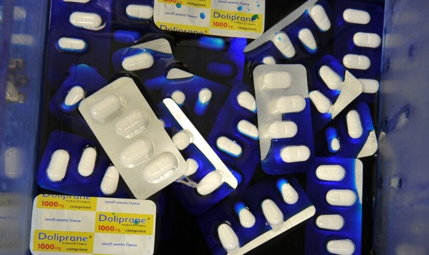 L'aspirine, le Doliprane ou l'Advil, médicaments vendus sans ordonnance, ne seront plus en accès libre dans les rayons des pharmacies mais obligatoirement rangés derrière le comptoir à partir du 15 janvier