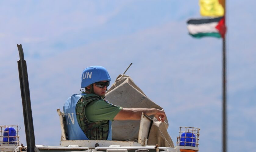 Un Casque bleu de la Finul en patrouille à la frontière entre le Liban et Israël, le 13 octobre 2023